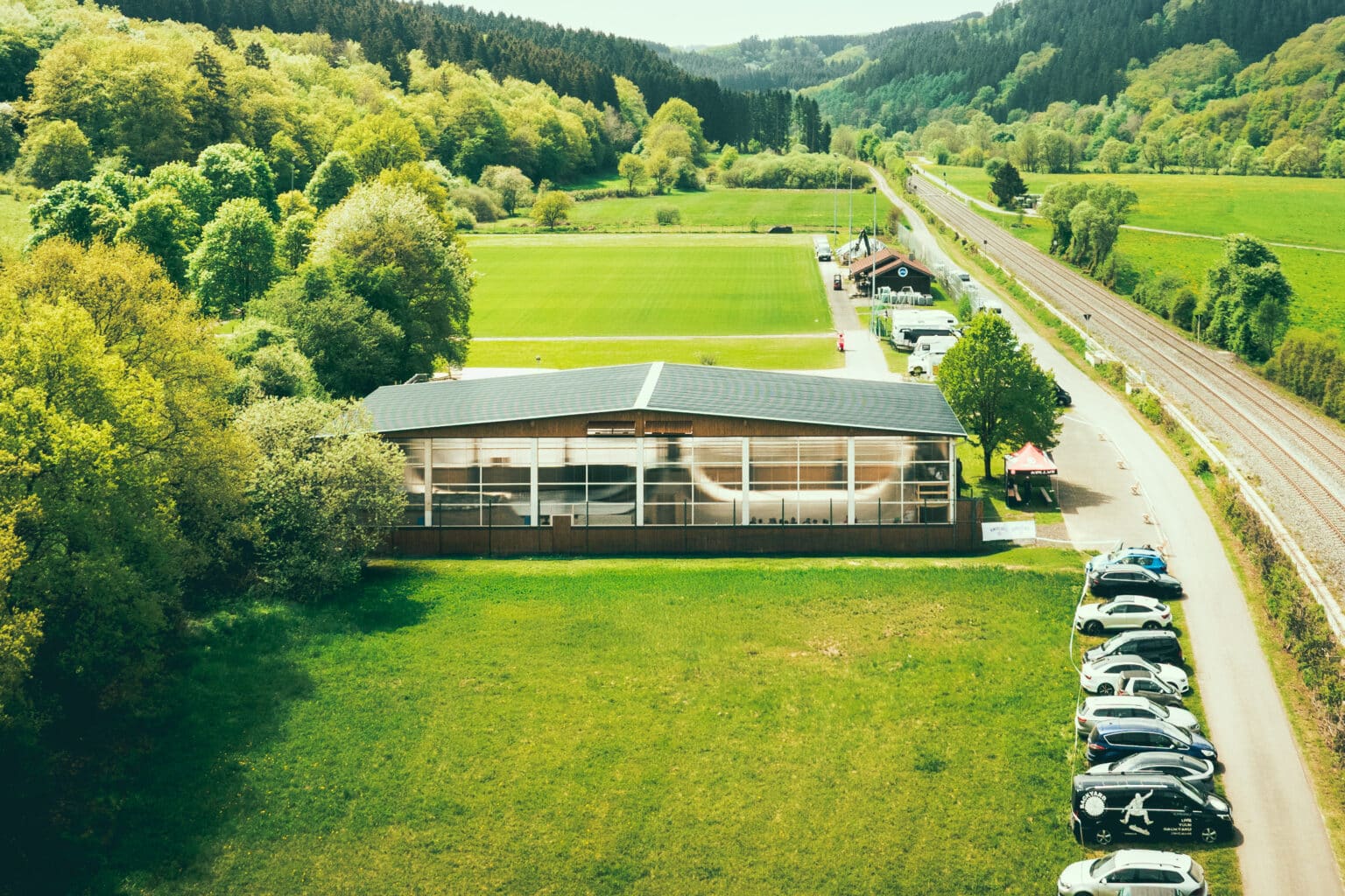 Die BMX-Halle in Birresborn von oben.