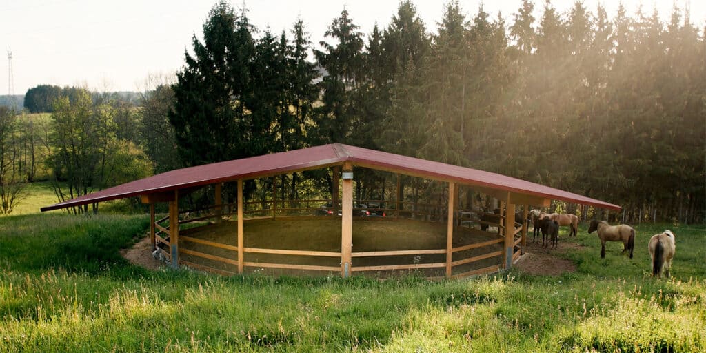 Groha Pferdesport Reitzirkel überdacht auf grüner Wiese